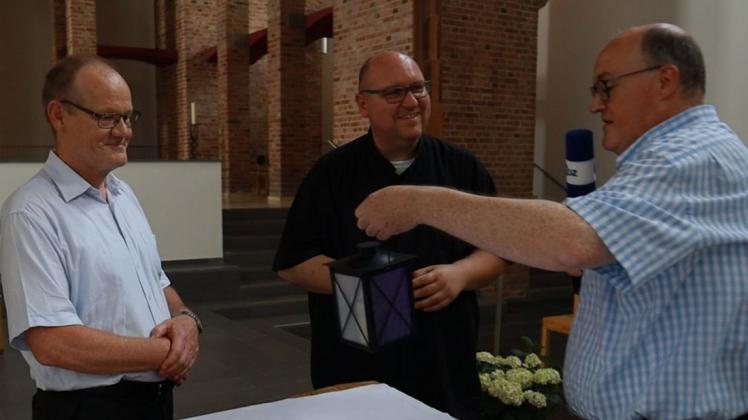 Ortstermin in der Kreuzkirche: (von links) Die Pfarrer Heiner Langewand und Maik Stenzel im Gespräch mit NOZ-Redakteur Stefan Alberti. 