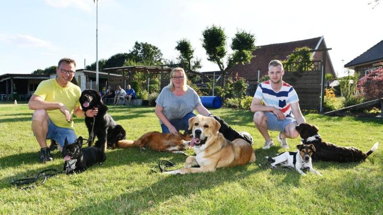 Hunde sind ihr Leben: André, Heike und Kim-André van Eysden. Foto: Rolf Kamper