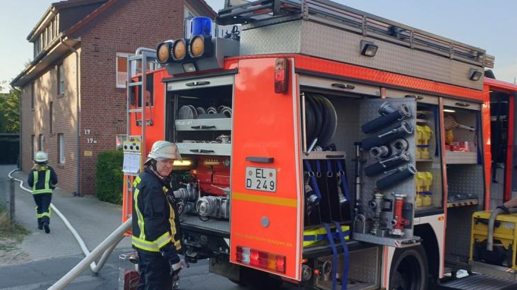 Zu einem Wohnungsbrand in einem Mehrfamilienhaus im Stadtteil Neustadt rückte die Feuerwehr Meppen am Samstagmorgen aus. Foto: Torsten Albrecht