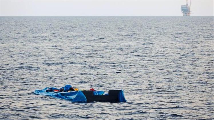Die Hülle eines Schlauchbootes treibt im Mittelmeer. Symbolfoto: Fabian Heinz/Sea-Eye