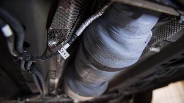 Ein nachgerüsteter SCR-Katalysator am Unterboden eines umgerüsteten Opel Astra. Foto: dpa/Marijan Murat