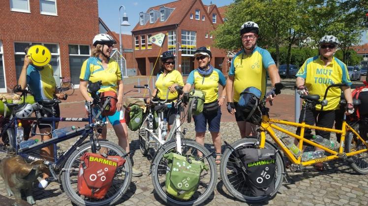 Die Teilnehmer der Mut-Tour 2019 auf ihrem Zwischenstopp in Bramsche. Von links (neben einer jungen Frau mit Smiley) Maria Müller, Sunita Schwarz, Andrea Roosch, Peter Kraus und Elvira Wandrey. Foto: Bettina Mundt