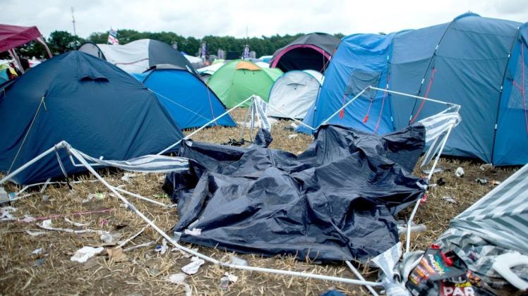 Ein typisches Bild auf dem Campinggelände: Billigzelte gehen nicht nur schnell kaputt, sondern werden von Festivalgästen auch besonders häufig zurückgelassen. Foto: Hauke-Christian Dittrich/dpa