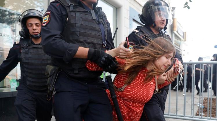 Die Polizisten gingen mit ungewöhnlicher Härte gegen die Demonstranten vor. Foto: dpa/Pavel Golovkin