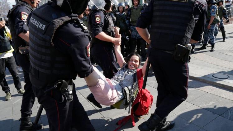 Hart gingen Sicherheitskräfte gegen Demonstranten in Moskau vor. Foto: Alexander Zemlianichenko/dpa