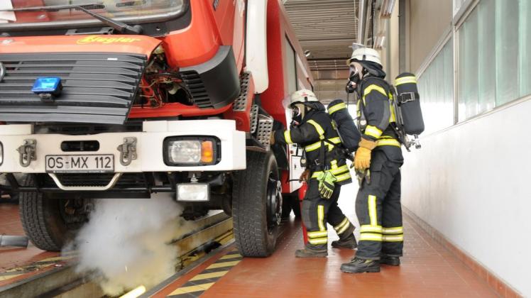 Unter Atemschutz muss die Feuerwehr ihr eigenes Auto mit CO2 löschen. 