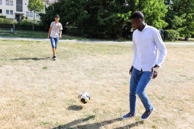 Haitham (14 J.) und Abdul Abakar Adam spielen auf dem benachbarten Spielplatz Fußball.Foto: Michael Gründel