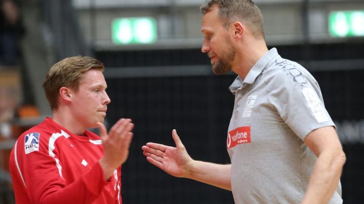 Nicky Verjans (links, mit Trainer Heiner Bültmann) stand beim Test in Eschwege auf dem Spielbericht, wirkte aber noch nicht auf dem Parkett mit. Foto: Lars Schröer