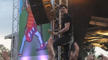 Hoch hinaus: Itchy-Gitarrist Sibbi bei einem Ausflug auf einer Mini-Plattform ins Publikum des Meppener Kleinstadtfestivals. Foto: Tim Gallandi