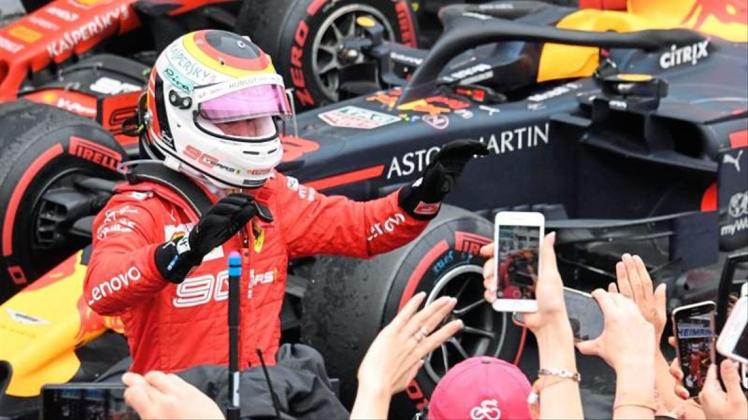 Ferrari-Star Sebastian Vettel lässt sich nach seinem zweiten Platz von den Fans feiern. 