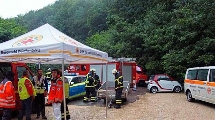 Einsatzkräfte von Bergwacht und Feuerwehr versammeln sich vor dem Höhleneingang. 