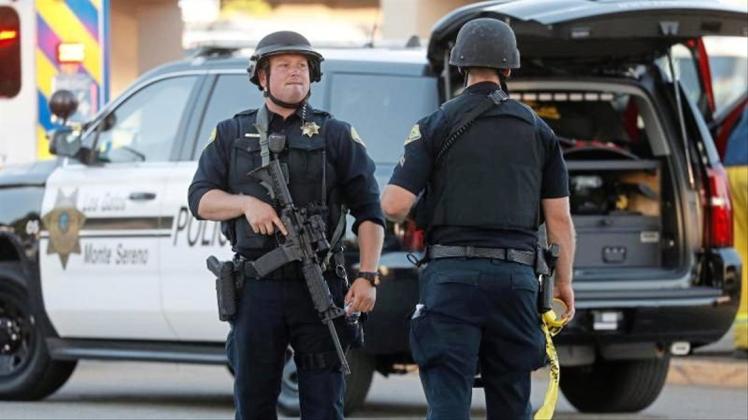 Polizisten sichern den Tatort in der Stadt Gilroy südlich von San Francisco. 