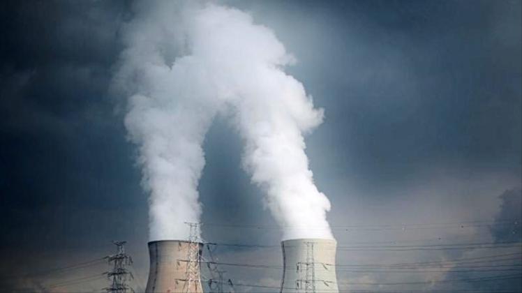 Dampf steigt aus den Kühltürmen des Atomkraftwerks Doel. 