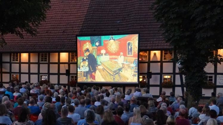 Der Hof Seidel-Lott bietet mit seinem romantischen Fachwerk eine wundervolle Kulisse für das Sommerflimmern – Kino auf dem Lande. Foto: Susanne Tauss/LVO