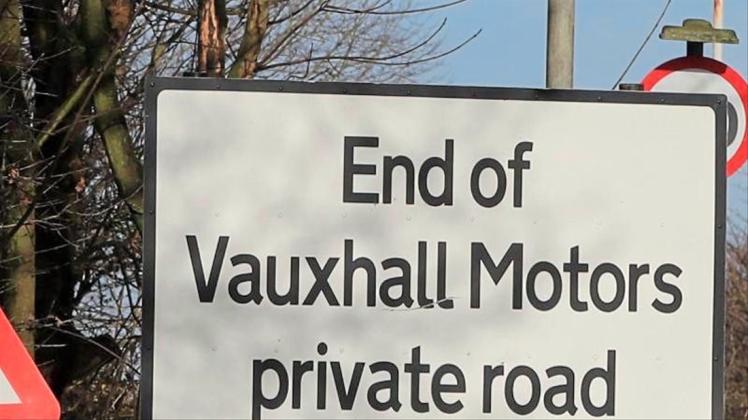 Straßenschild in der Nähe des Vauxhall-Werks im britischen Ellesmere Port. 