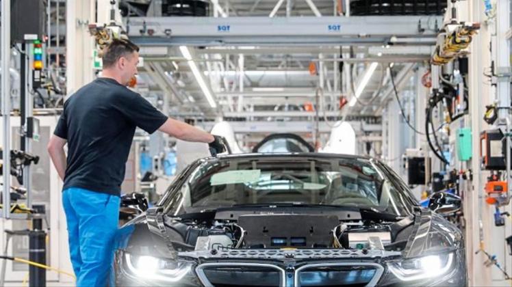 Mitarbeiter im BMW-Werk Leipzig montieren einen elektrisch angetriebenen i8. BMW erhält weniger Subventionen als beantragt. 