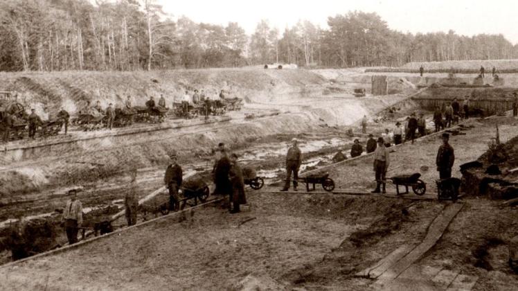 Der Bau des Dortmund-Ems-Kanals in den Jahren 1892 bis 1899 bedeutete Knochenarbeit für die 4000 Beschäftigten. Foto: Stadtarchiv Lingen
