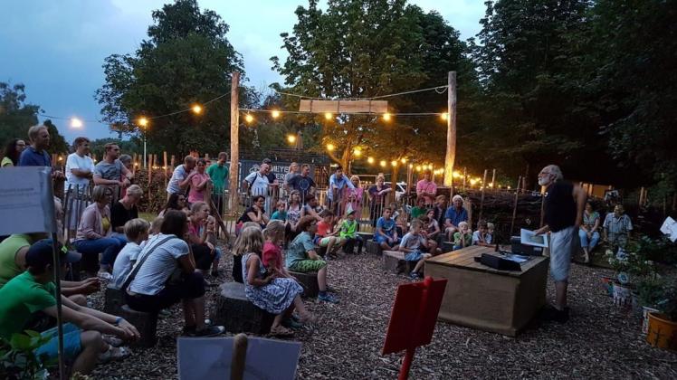 Der Sonntag (28. Juli 2019) war mit rund 9.000 Gästen der Tag mit den meisten Besuchern in der abgelaufenen Woche der Blumenschau Papenburg. So kamen zum Beispiel auch zur Fledermausführung am Abend mehr als 70 Teilnehmer. Foto: Stadt Papenburg