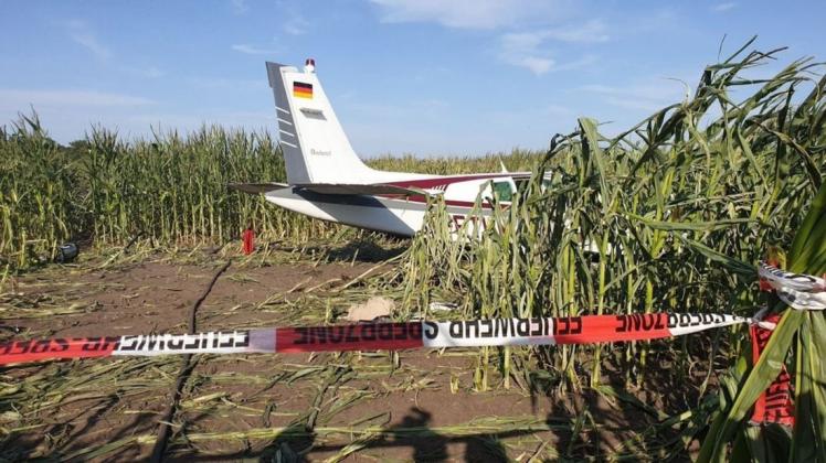 Beim Absturz eines Kleinflugzeuges in ein Maisfeld nahe dem Flughafen Münster/Osnabrück (FMO) in Greven sind am Freitag drei Insassen schwer verletzt worden. 
