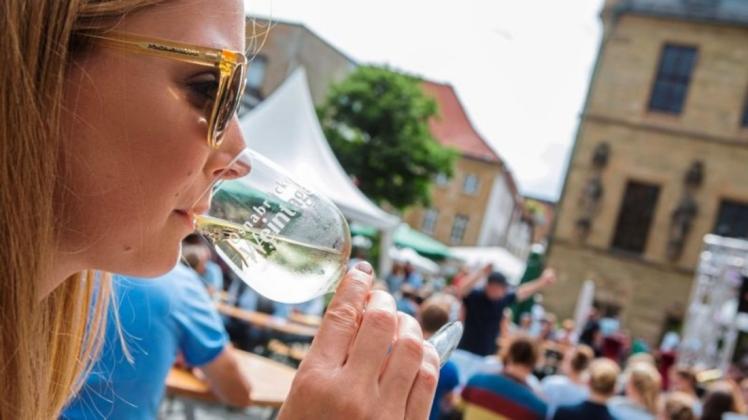 Zum Genießen laden hiesige Weinhändler, um auf dem Marktplatz die Osnabrücker Weintage zu feiern. Foto: Archiv/Swaantje Hehmann
