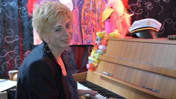 Singen und Klavier spielen sind Katja Zwezerijnens Leidenschaft. Foto: Kristina Müller