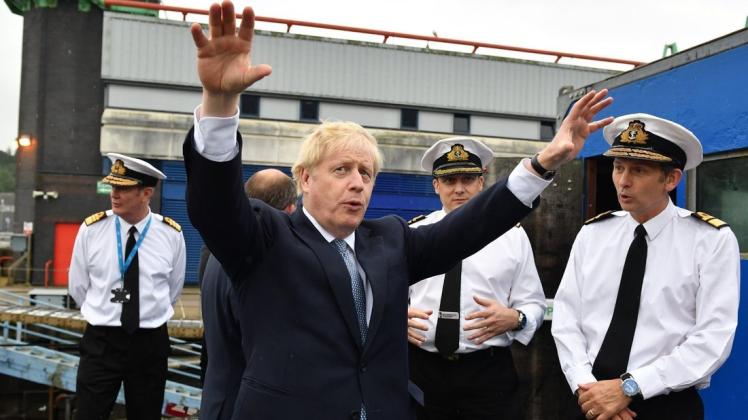 Das Königreich, es lebe hoch: Der britische Premierminister Boris Johnson gestikuliert beim Besuch eines U-Boots während seiner Schottlandreise. Foto: Jeff J Mitchell/PA Wire/dpa