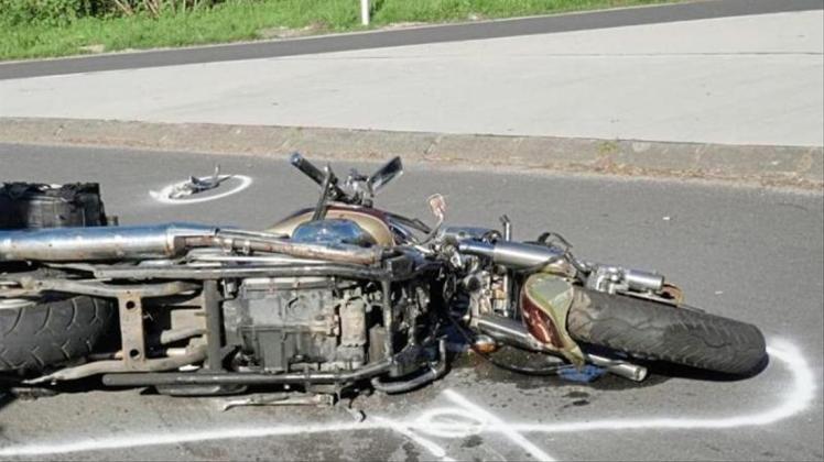 Ein Motorrad liegt nach einem Unfall auf der Straße. Die Gefahr, bei einem Unfall zu sterben, ist auf zwei Rädern 20 Mal höher als im Auto. Foto: Nord-West-Media TV