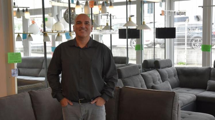 Inhaber Fritz Emmrich feiert mit seinem "Wohnoutlet Bremen" den 15. Geburtstag. Foto: Christopher Bredow Inhaber Fritz Emmrich feiert mit seinem "Wohnoutlet Bremen" den 15. Geburtstag. Foto: Christopher Bredow
