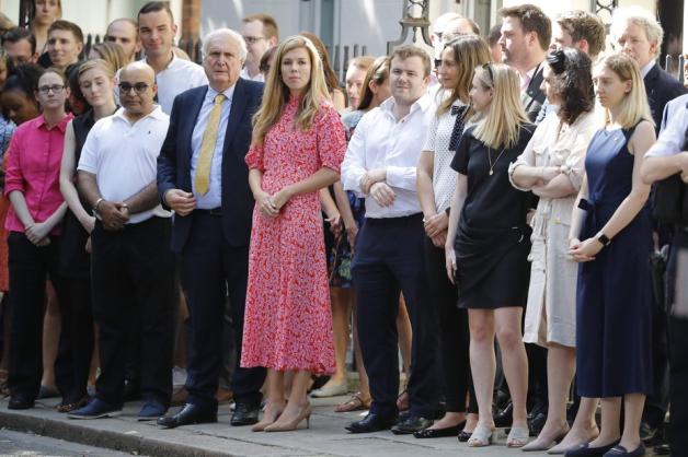 Das Kleid, dass Carrie Symonds (Mitte, in Pink) bei Johnsons erster Rede als Premier hielt, war rasch ausverkauft. Foto: AFP/ Tolga AKMEN