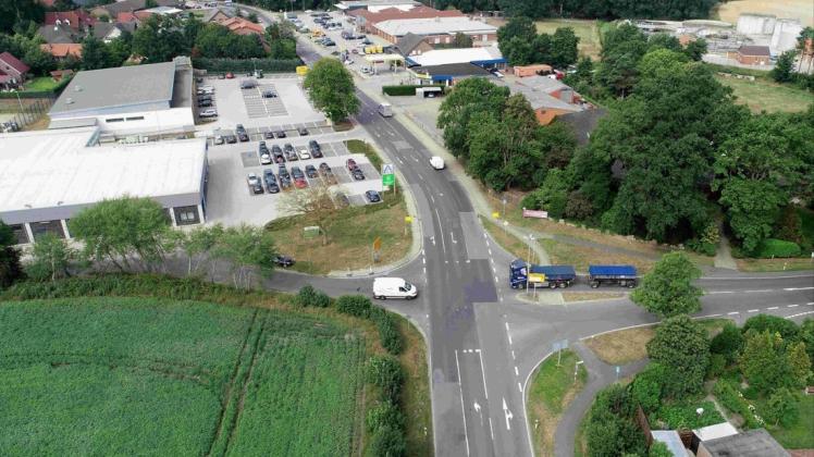Unser Luftbild zeigt die zum Umbau in einen Kreisverkehr anstehende Kreuzung in Dalum. Im Hintergrund die mittlerweile entstandenen Gewerbeobjekte, durch die sich die Verkehrsbelastung der Kreuzung weiter erhöht hat. Links die stark frequentierte Abfahrt in das Baugebiet am „Busackerweg“. Der Kreisverkehr soll im Jahr 2020 fertigstellt werden. Fotos: Ingo Hinrichs