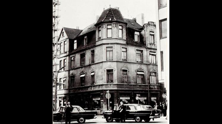Das Eckhaus Grüner Brink/Kamp war von 1950 bis 1966 Sitz des Küchenausstatters Hase+Co. Damals wie heute reihten sich dort die Taxen auf, damals noch in einheitlichem Schwarz. Foto: Firmenarchiv Hase + Co.