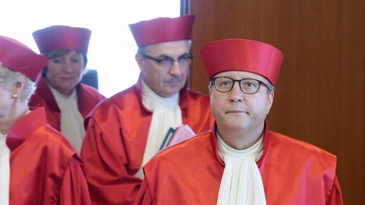 Vor der Urteilsverkündung: Der Zweite Senat beim Bundesverfassungsgericht unter dem Vorsitzenden Richter Andreas Voßkuhle. Foto: Uli Deck/dpa