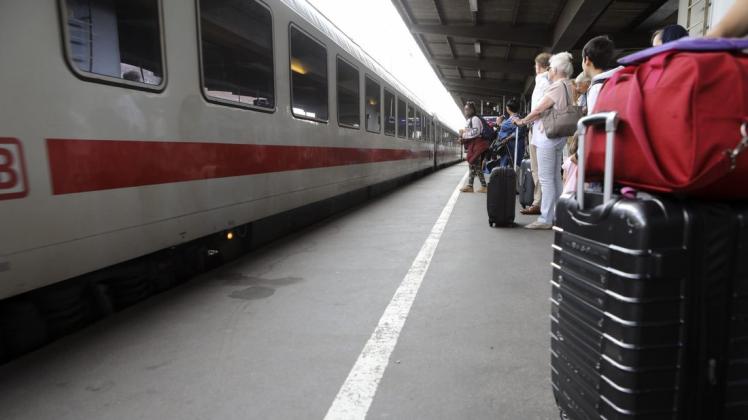 Abstand halten: Für die meisten Fahrgäste am Osnabrücker Hauptbahnhof ist das selbstverständlich. Foto: Gert Westdörp