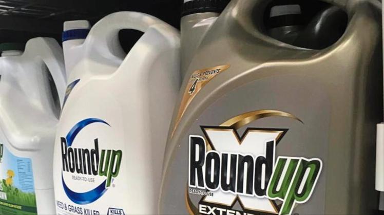 Behälter mit Roundup, einem Unkrautvernichter von Monsanto, stehen in einem Regal in einem Baumarkt. 