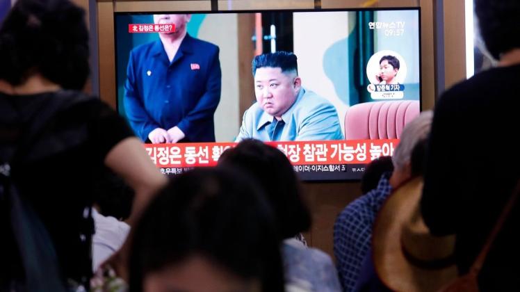 Menschen verfolgen auf dem Bahnhof eine Nachrichtensendung über einen Raketentest von Nordkorea. Foto: dpa/Ahn Young-Joon Menschen verfolgen auf dem Bahnhof eine Nachrichtensendung über einen Raketentest von Nordkorea. Foto: dpa/Ahn Young-Joon