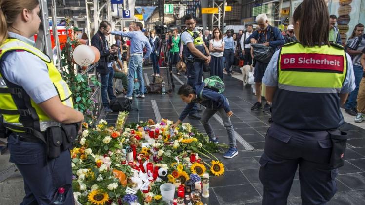 Passanten und Reisende haben an Gleis 7 am Hauptbahnhof in Frankfurt am Main Blumen und Stofftiere zum Gedenken an den Jungen abgelegt, der am Montag zusammen mit seiner Mutter vor einen einfahrenden ICE gestoßen worden war. Der Junge wurde dabei getötet.  Foto:epd-bild/HeikexLyding