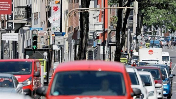 Fahrzeuge fahren durch die Aachener Innenstadt. 