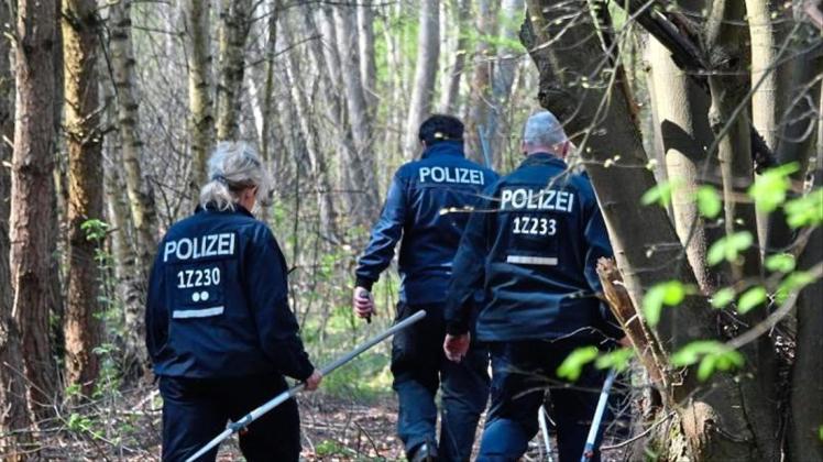 Polizisten suchen in einem Waldgebiet bei Brieselang nach Spuren der vermissten Georgine Krüger. 