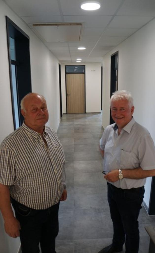 Bürgermeister Hermann Willenborg und Samtgemeindebürgermeister Christoph Hüntelmann im neuen Bürotrakt im Obergeschoss. Foto: Mirco Moormann