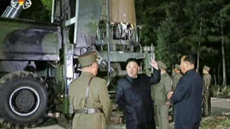 Der vom nordkoreanischen Rundfunk- und Fernsehkomitee zur Verfügung gestellte Videocrop zeigt Machthaber Kim Jong Un auf einem Raketen-Testgelände. Foto: KRT