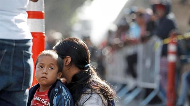 Eine Frau und ihr Sohn in der Grenzstadt Tijuana. Eine Frau und ihr Sohn in der Grenzstadt Tijuana.