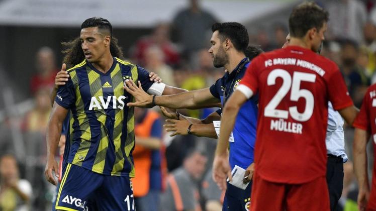 Nabil Dirar wird von seinen Teamkollegen aufgehalten. Foto: imago images / Michael Weber Nabil Dirar wird von seinen Teamkollegen aufgehalten. Foto: imago images / Michael Weber