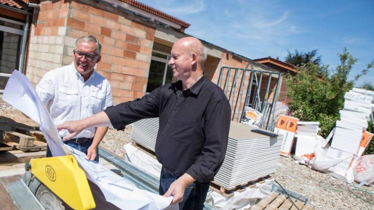 Eine der Baustellen der Gemeinde: der Ausbau des Betreuungsangebots. Hier hat Architekt Detlef Igelbrink Hagens Bürgermeister Peter Gausmann vor Ort über den aktuellen Stand der Bauarbeiten der Christopherus-Kita informiert. Foto: Archiv/Swaantje Hehmann Eine der Baustellen der Gemeinde: der Ausbau des Betreuungsangebots. Hier hat Architekt Detlef Igelbrink Hagens Bürgermeister Peter Gausmann vor Ort über den aktuellen Stand der Bauarbeiten der Christopherus-Kita informiert. Foto: Archiv/Swaantje Hehmann