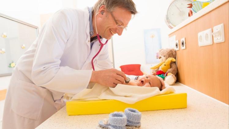 Chefarzt Holger Mutschall bei der Untersuchung eines Babys. Foto: CKM