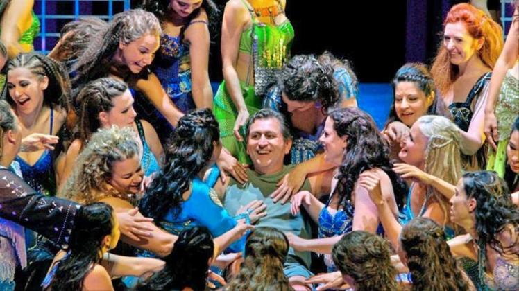 Andreas Schlager (Parsifal, M) und der Chor der Bayreuther Festspiele als Klingsors Zaubermädchen bei den Bayreuther Festspielen. Andreas Schlager (Parsifal, M) und der Chor der Bayreuther Festspiele als Klingsors Zaubermädchen bei den Bayreuther Festspielen.