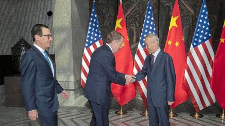 Vizepremier Liu He (r) begrüßt Robert Lighthizer (M) und Steve Mnuchin in Shanghai. 