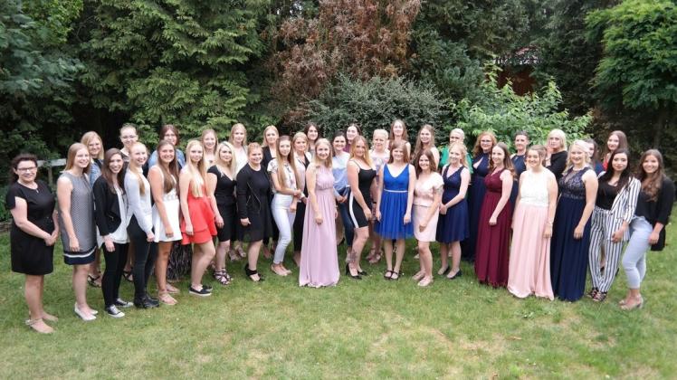 46 junge Frauen feierten denAbschluss ihrer Ausbildung zu Medizinischen Fachangestellten. Foto: Luisa Reitemeyer
