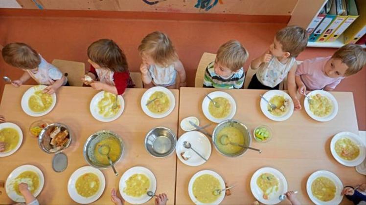 Hier gibt es Kartoffelsuppe: Die Krippen-Kinder einer Kita essen zu Mittag. 