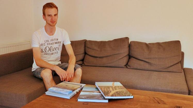 Frank van Lessen bietet seine Couch Reisenden zum Übernachten an. Foto: Julia Kleene