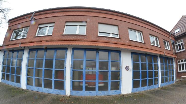 Der Verein "Alte Feuerwache" Engter und die Stadt Bramsche haben nun den Nutzungsvertrag für das Gebäude unterzeichnet. Foto: Heiner Beinke
